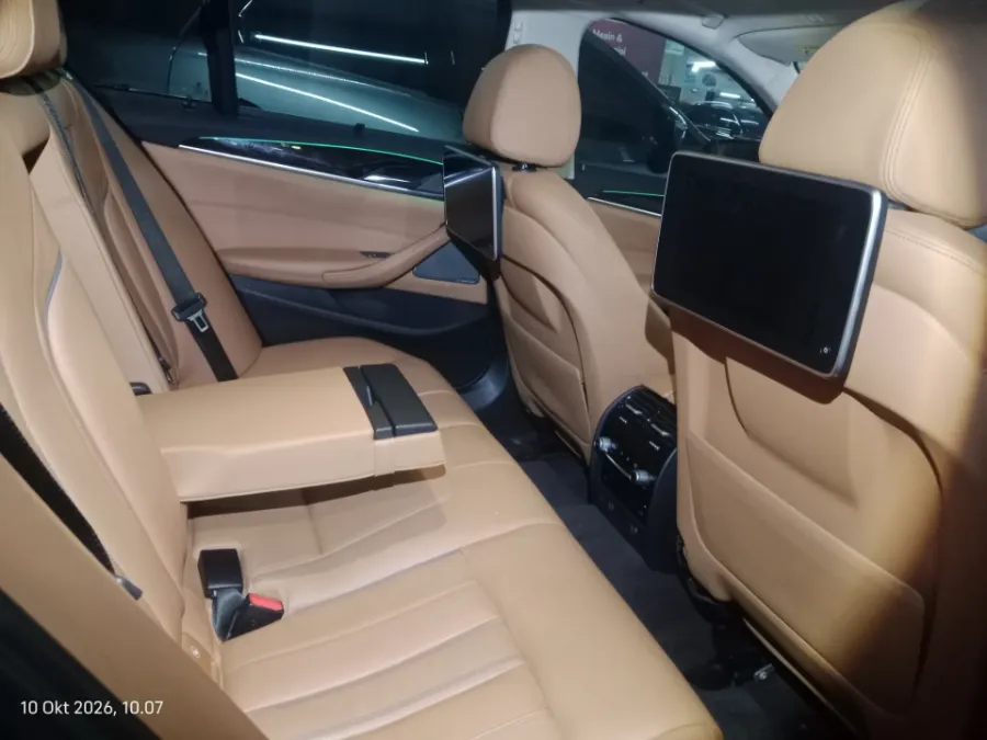 Foto Mobil Bekas Kabin Belakang BMW 530i 2.0 Luxury tahun 2017