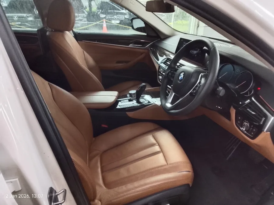 Foto Mobil Bekas Kabin Depan BMW 530i 2.0 Luxury tahun 2017