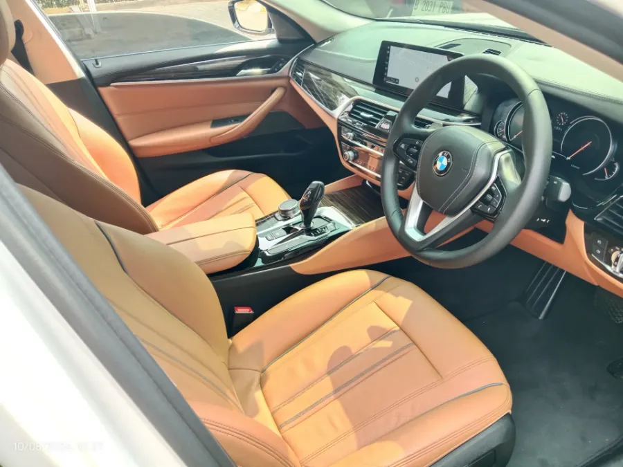 Foto Mobil Bekas Kabin Depan BMW 530i 2.0 Luxury tahun 2017