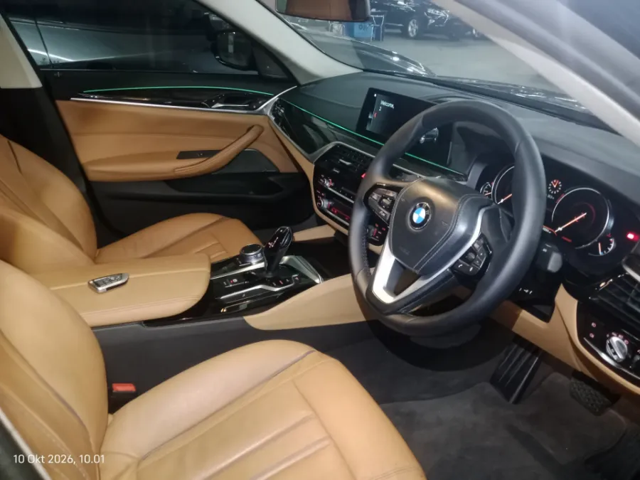 Foto Mobil Bekas Kabin Depan BMW 530i 2.0 Luxury tahun 2017