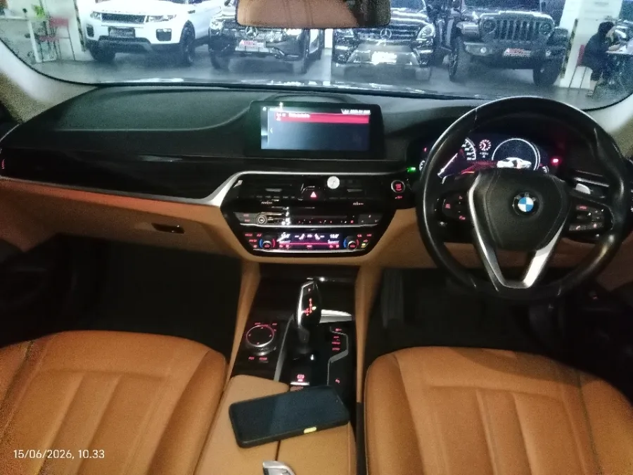 Foto Mobil Bekas Dashboard BMW 530i 2.0 Luxury tahun 2018