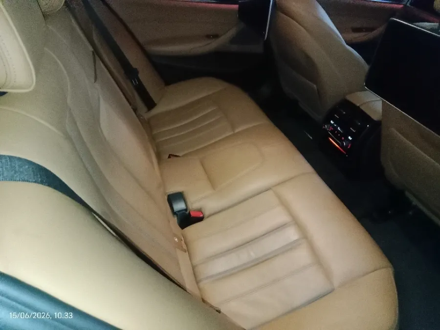 Foto Mobil Bekas Kabin Belakang BMW 530i 2.0 Luxury tahun 2018