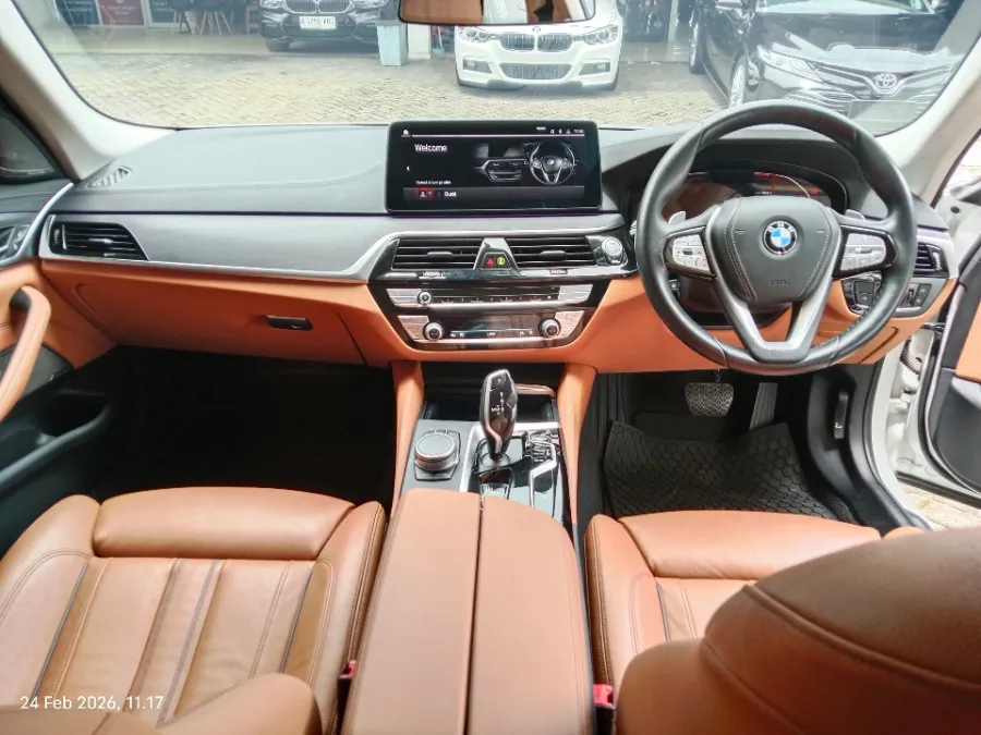 Foto Mobil Bekas Dashboard BMW 530i 2.0 Luxury tahun 2022