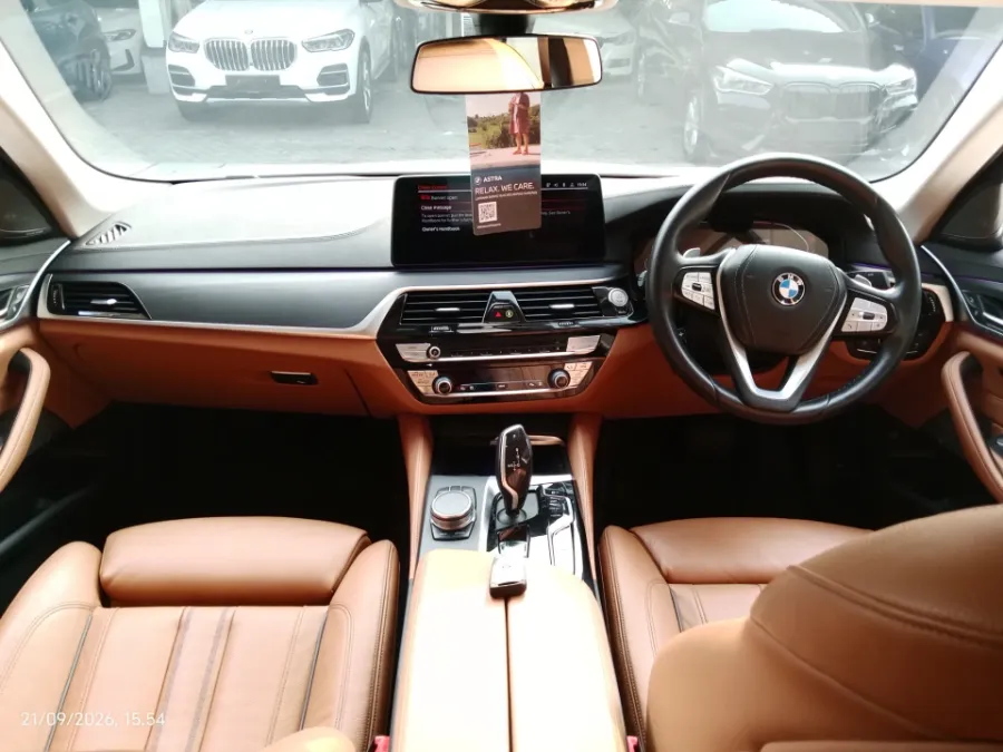 Foto Mobil Bekas Dashboard BMW 530i 2.0 Luxury tahun 2022