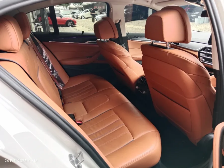 Foto Mobil Bekas Kabin Belakang BMW 530i 2.0 Luxury tahun 2022