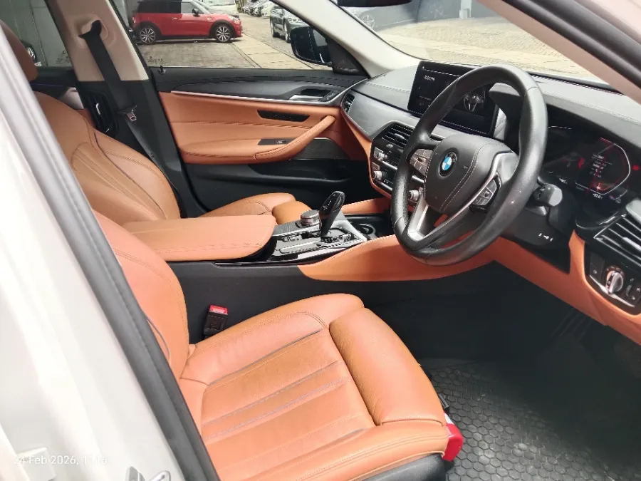 Foto Mobil Bekas Kabin Depan BMW 530i 2.0 Luxury tahun 2022