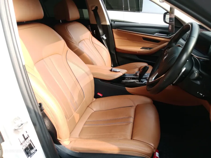 Foto Mobil Bekas Kabin Depan BMW 530i 2.0 Luxury tahun 2022