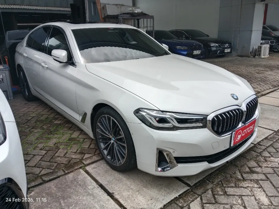 Foto Mobil Bekas Kanan Depan BMW 530i 2.0 Luxury tahun 2022