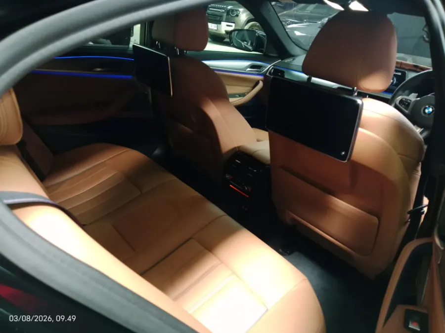 Foto Mobil Bekas Kabin Belakang BMW 530i 2.0 M Sport tahun 2019