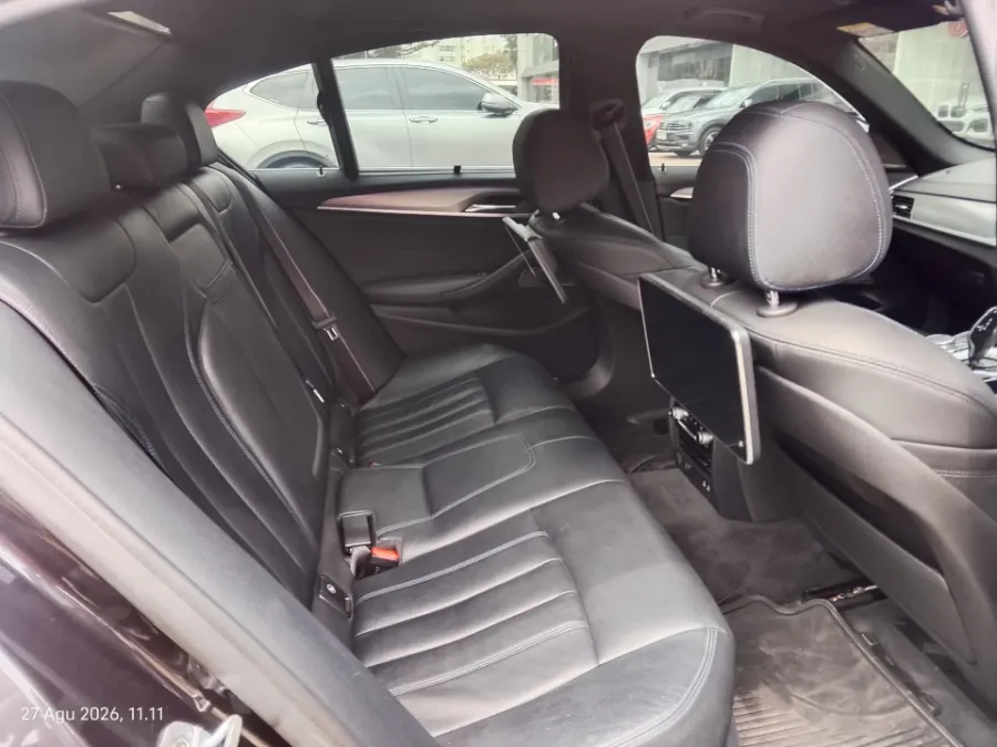 Foto Mobil Bekas Kabin Belakang BMW 530i 2.0 M Sport tahun 2019