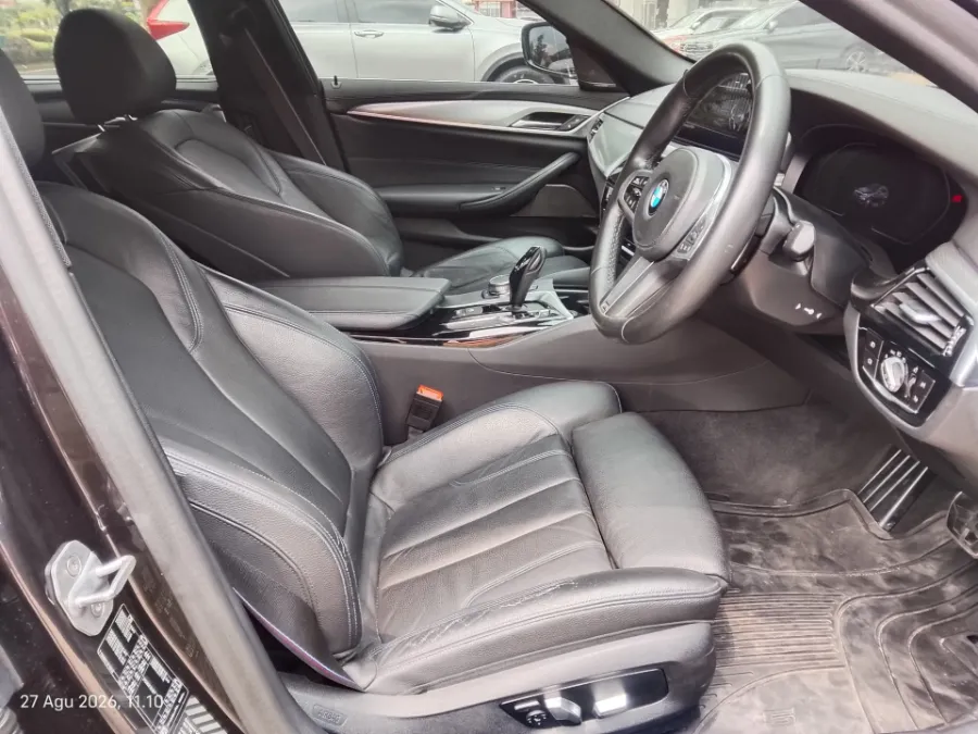 Foto Mobil Bekas Kabin Depan BMW 530i 2.0 M Sport tahun 2019