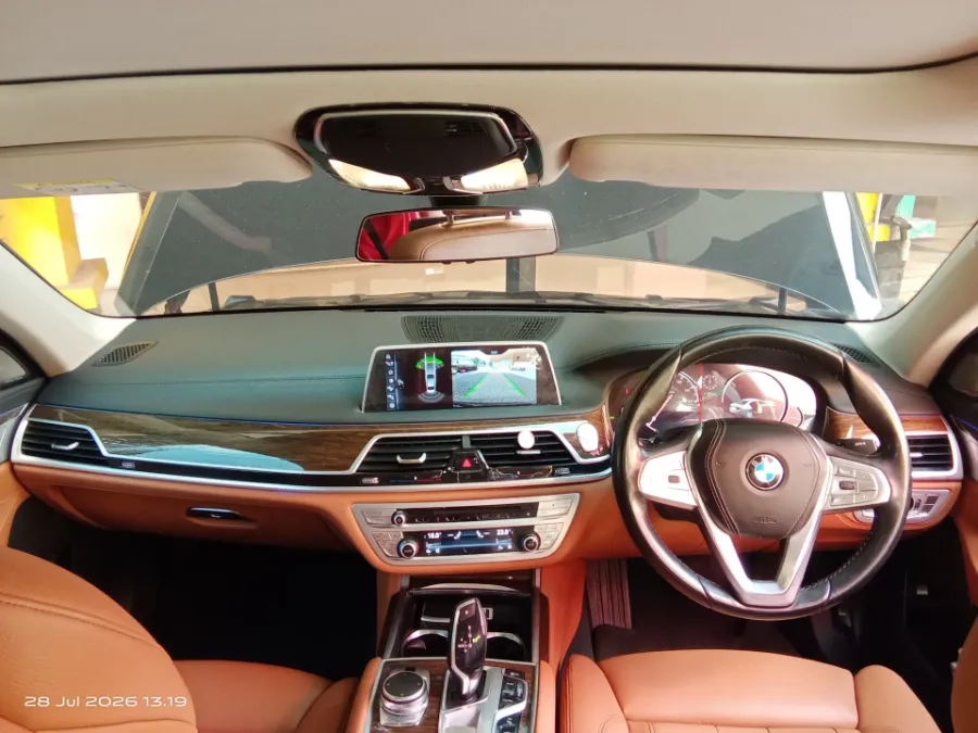 Foto Mobil Bekas Dashboard BMW 730Li 2.0 tahun 2017