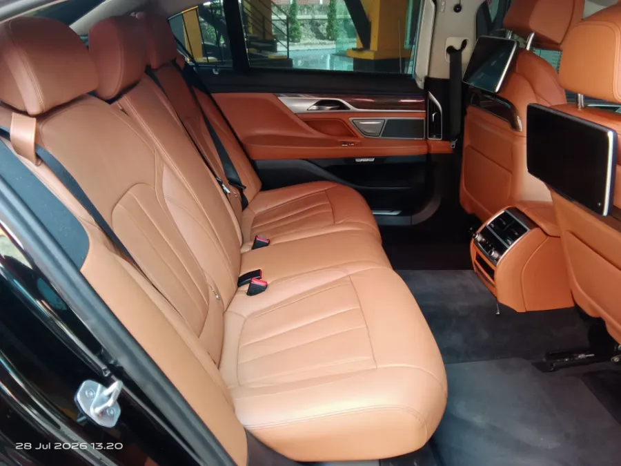 Foto Mobil Bekas Kabin Belakang BMW 730Li 2.0 tahun 2017