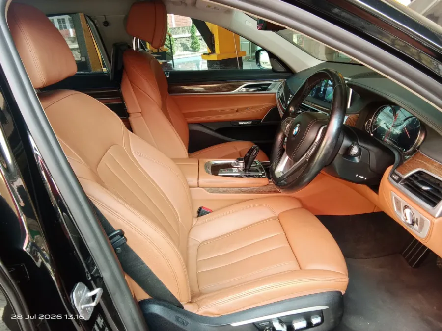 Foto Mobil Bekas Kabin Depan BMW 730Li 2.0 tahun 2017