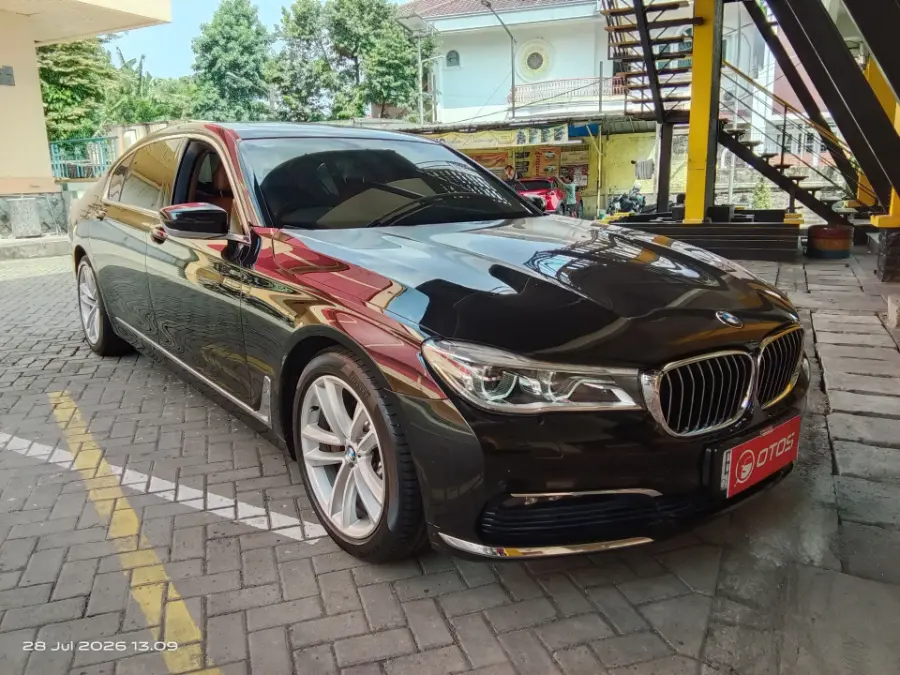 Foto Mobil Bekas Kanan Depan BMW 730Li 2.0 tahun 2017