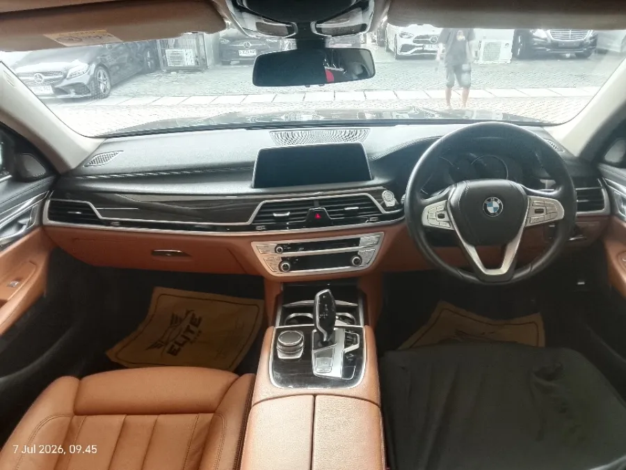 Foto Mobil Bekas Dashboard BMW 730Li 2.0 tahun 2018