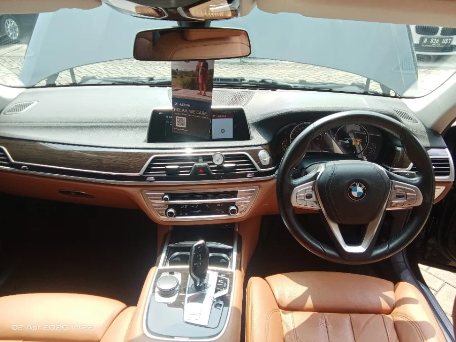 Foto Mobil Bekas Dashboard BMW 730Li 2.0 tahun 2018