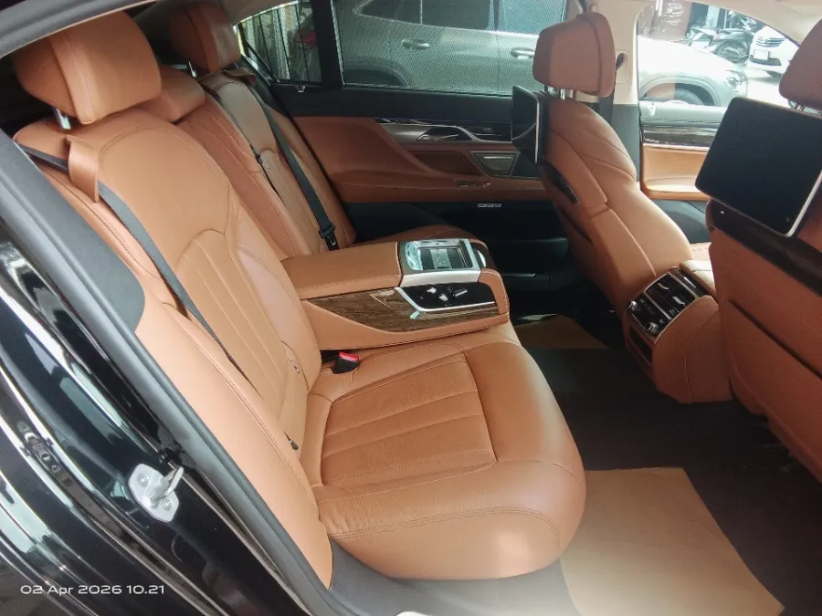 Foto Mobil Bekas Kabin Belakang BMW 730Li 2.0 tahun 2018