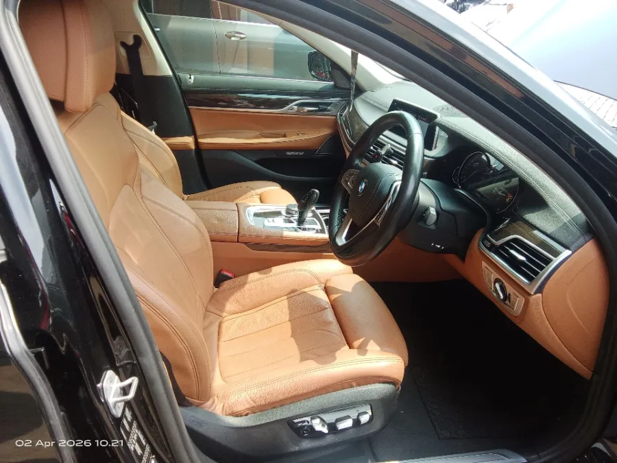 Foto Mobil Bekas Kabin Depan BMW 730Li 2.0 tahun 2018
