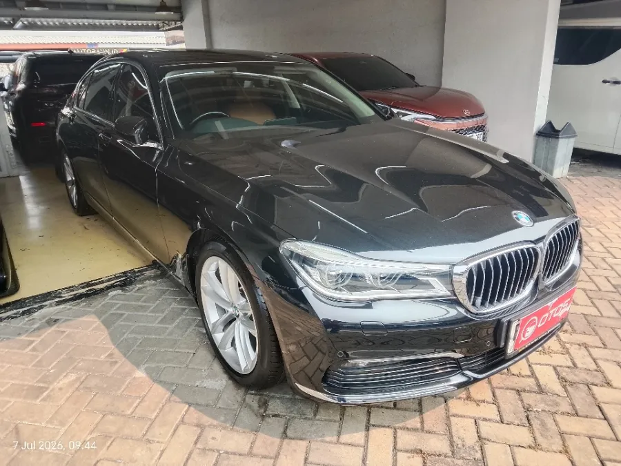 Foto Mobil Bekas Kanan Depan BMW 730Li 2.0 tahun 2018