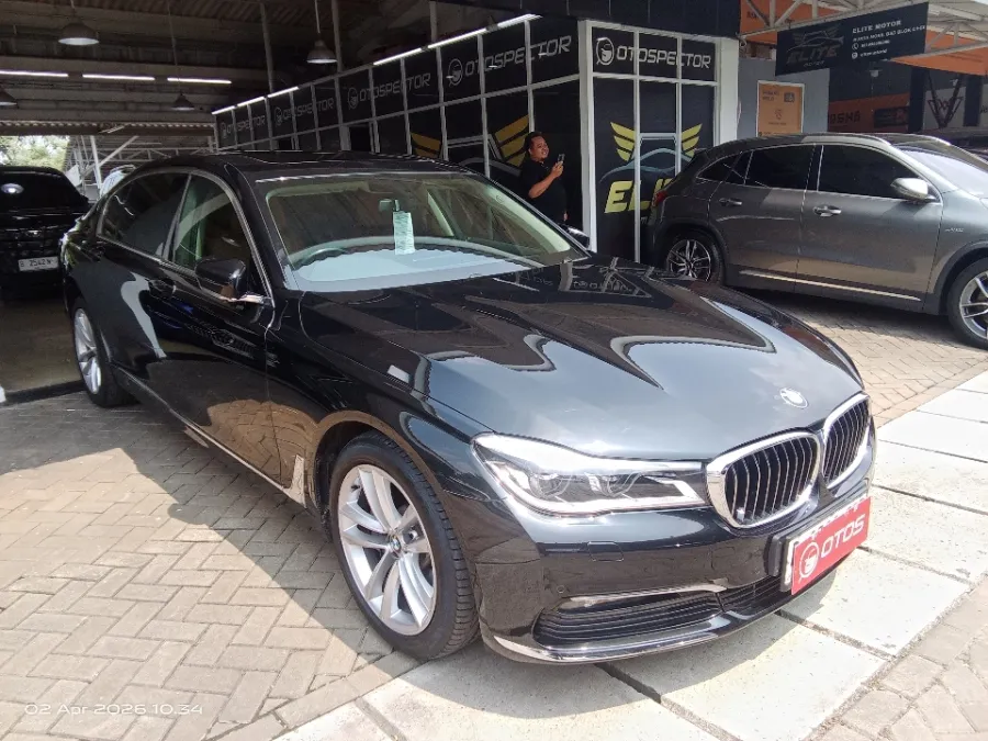 Foto Mobil Bekas Kanan Depan BMW 730Li 2.0 tahun 2018