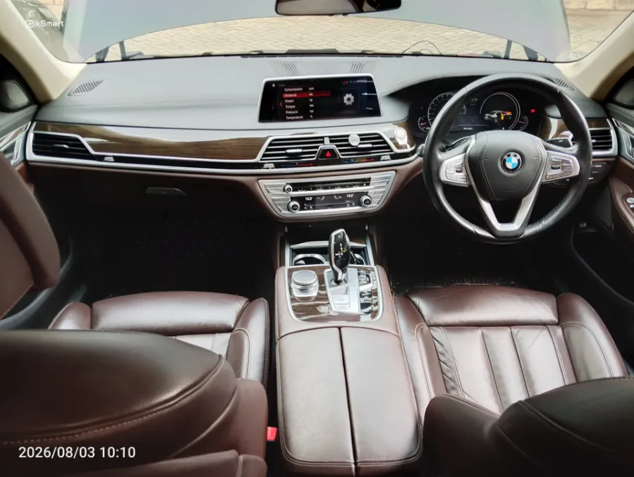 Foto Mobil Bekas Dashboard BMW 730Li 2.0 tahun 2019