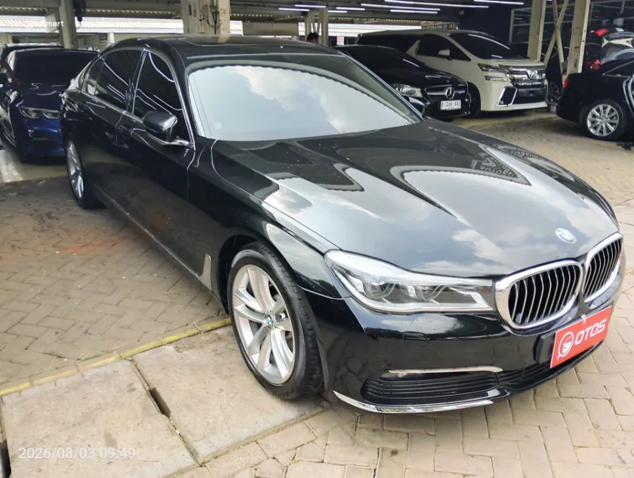 Foto Mobil Bekas Kanan Depan BMW 730Li 2.0 tahun 2019