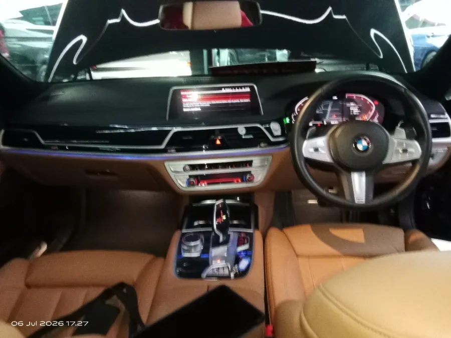 Foto Mobil Bekas Dashboard BMW 730Li 2.0 tahun 2020