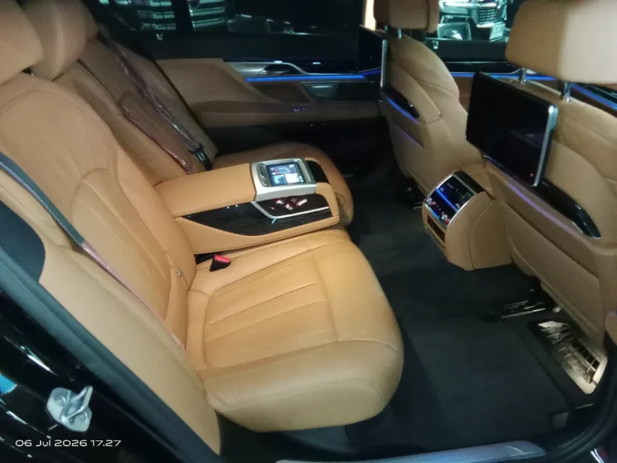 Foto Mobil Bekas Kabin Belakang BMW 730Li 2.0 tahun 2020
