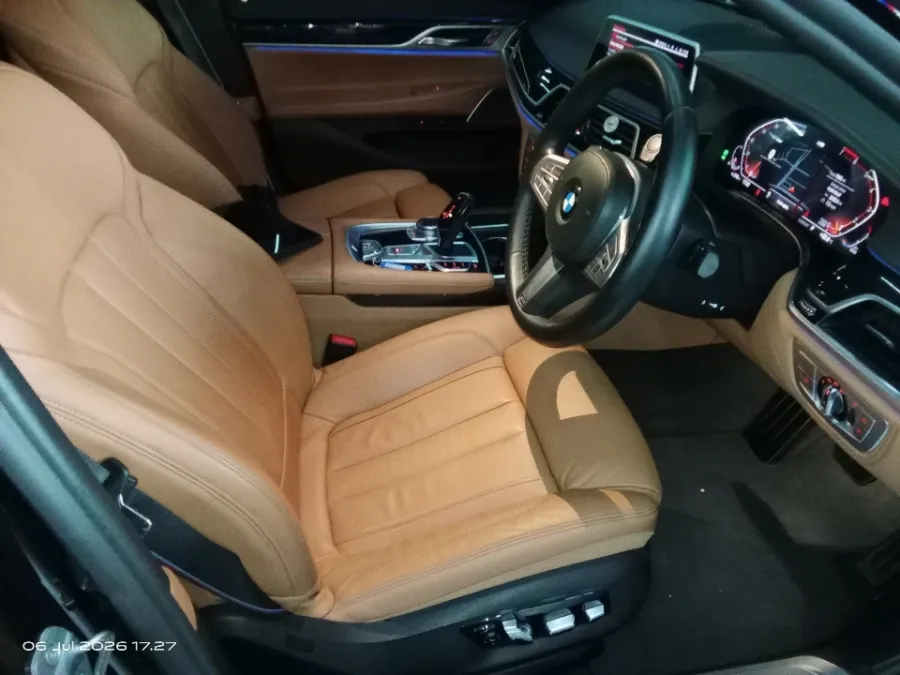 Foto Mobil Bekas Kabin Depan BMW 730Li 2.0 tahun 2020