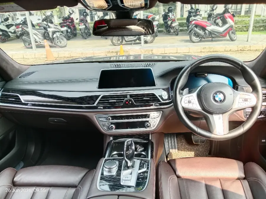 Foto Mobil Bekas Dashboard BMW 730Li 2.0 tahun 2022