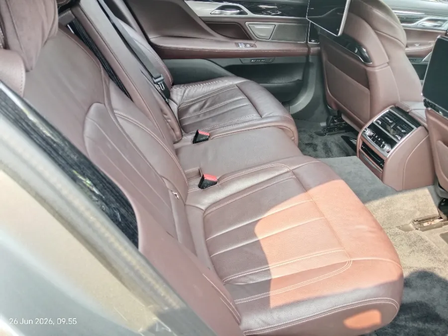 Foto Mobil Bekas Kabin Belakang BMW 730Li 2.0 tahun 2022