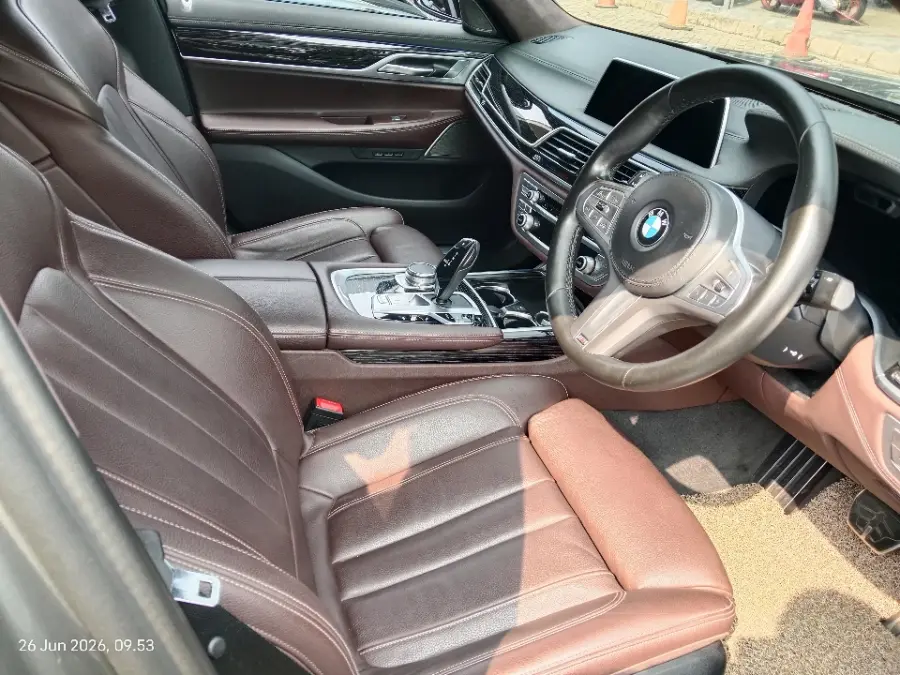 Foto Mobil Bekas Kabin Depan BMW 730Li 2.0 tahun 2022