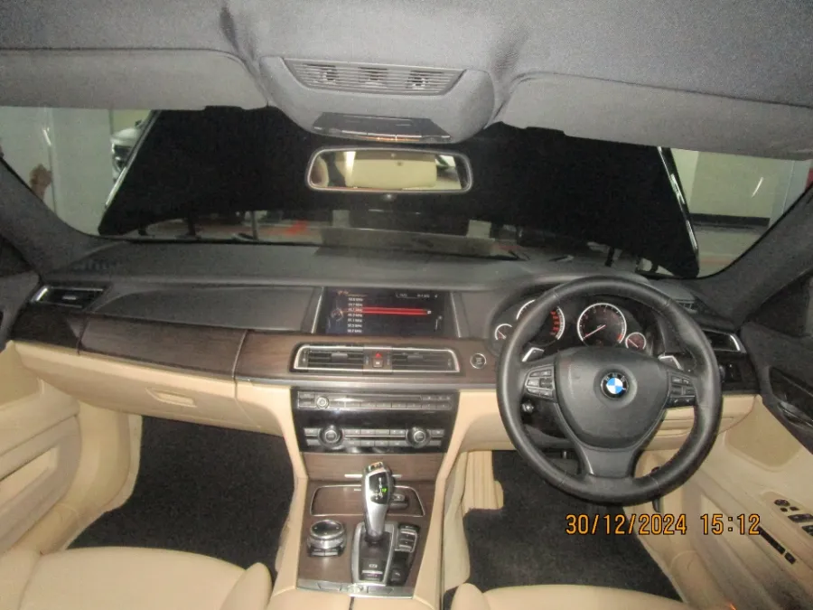 Foto Mobil Bekas Dashboard BMW 730Li 3.0 tahun 2014