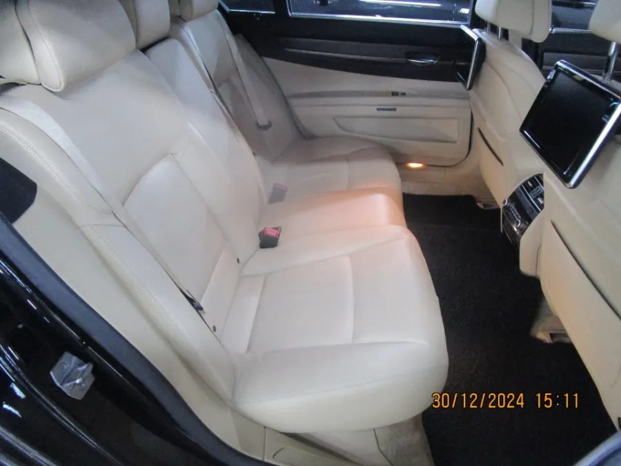 Foto Mobil Bekas Kabin Belakang BMW 730Li 3.0 tahun 2014