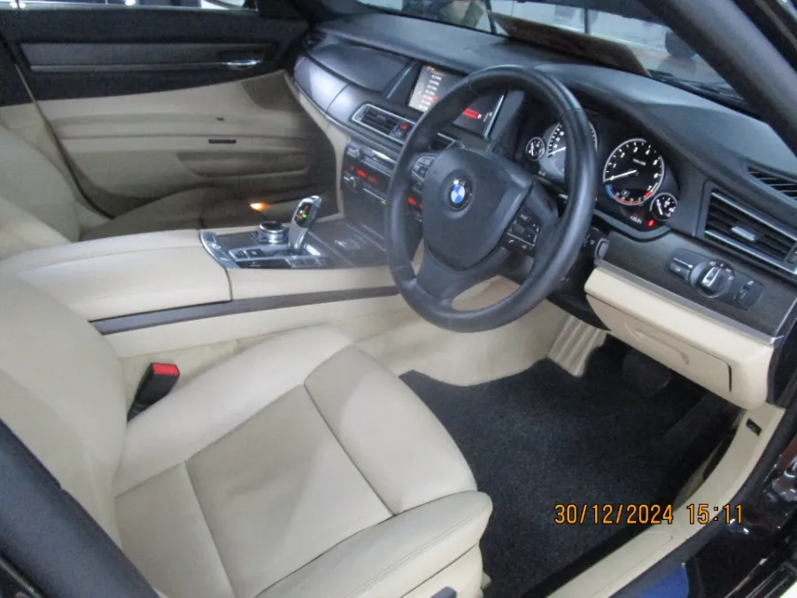 Foto Mobil Bekas Kabin Depan BMW 730Li 3.0 tahun 2014