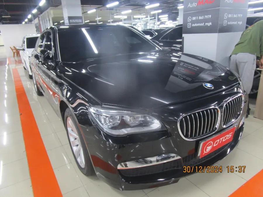 Foto Mobil Bekas Kanan Depan BMW 730Li 3.0 tahun 2014