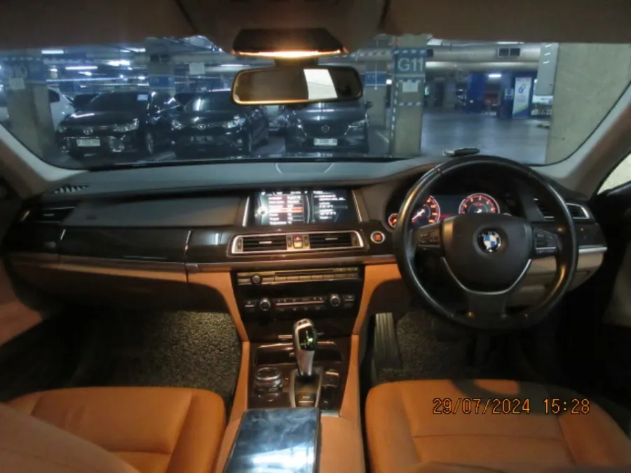 Foto Mobil Bekas Dashboard BMW 730Li 3.0 tahun 2015