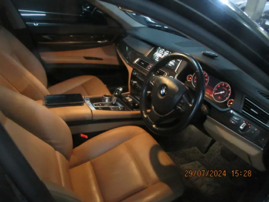 Foto Mobil Bekas Kabin Depan BMW 730Li 3.0 tahun 2015