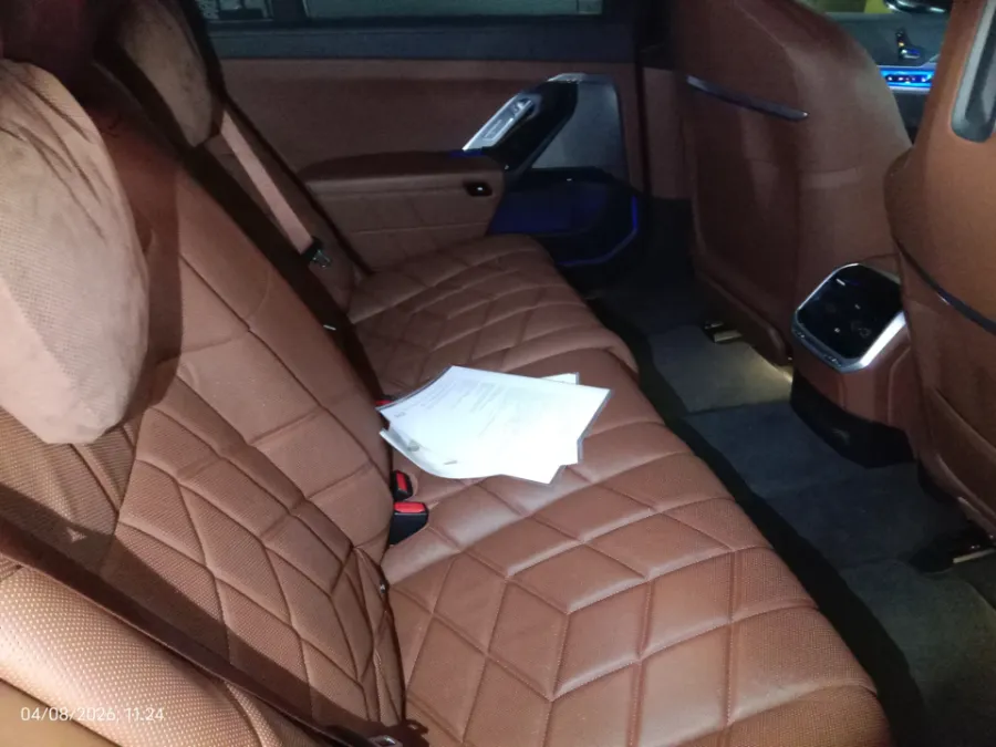 Foto Mobil Bekas Kabin Belakang BMW 735i 3.0 Limousine tahun 2023
