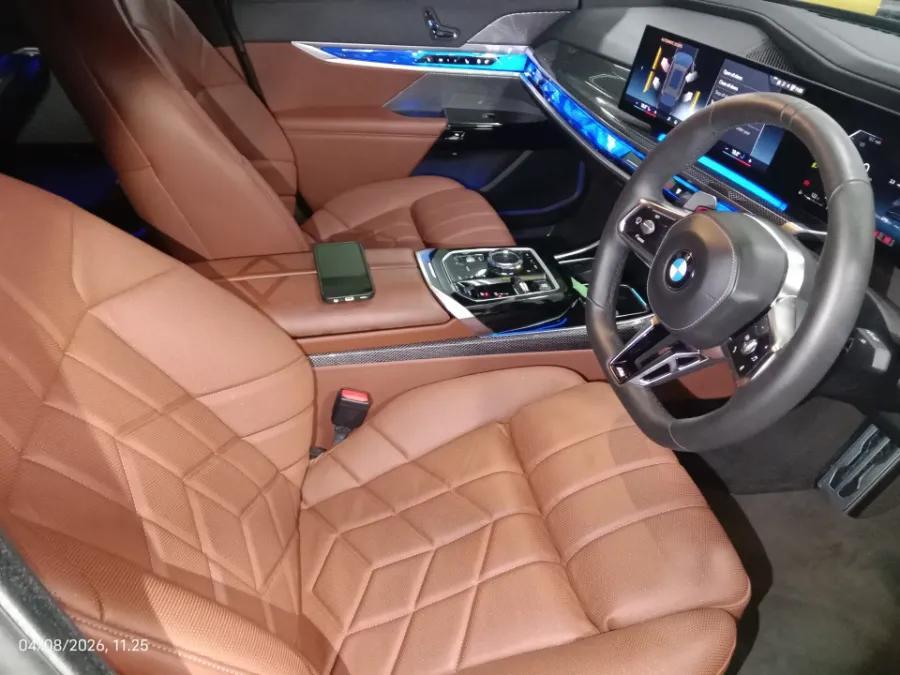 Foto Mobil Bekas Kabin Depan BMW 735i 3.0 Limousine tahun 2023