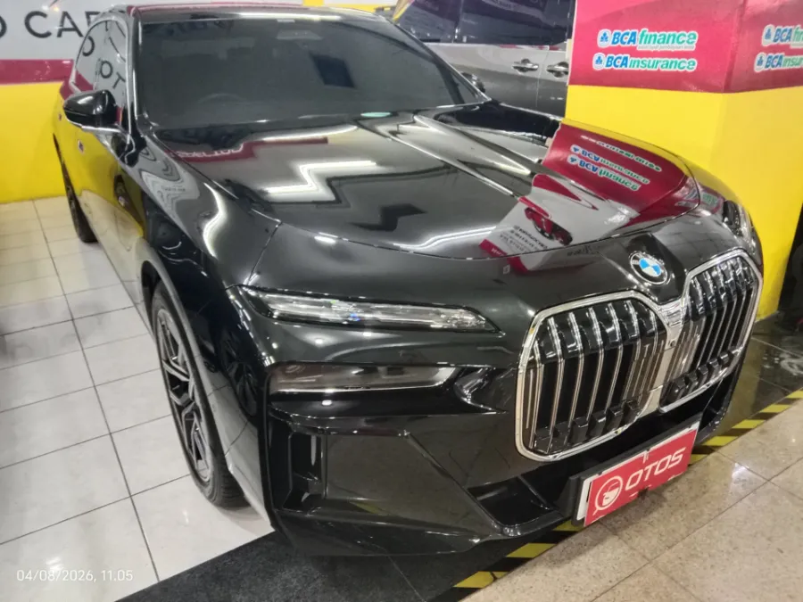 Foto Mobil Bekas Kanan Depan BMW 735i 3.0 Limousine tahun 2023