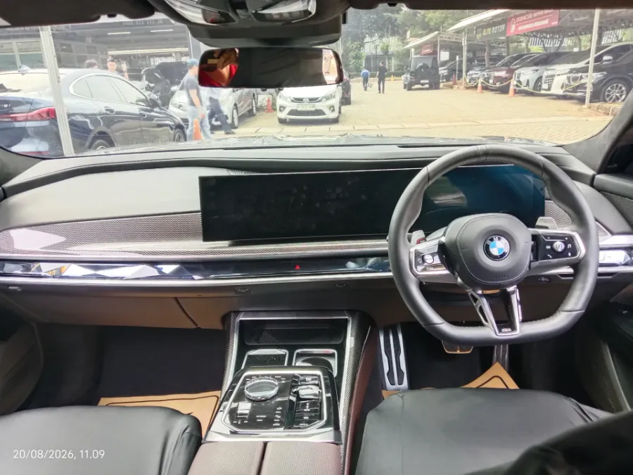 Foto Mobil Bekas Dashboard BMW 735i 3.0 Limousine tahun 2024