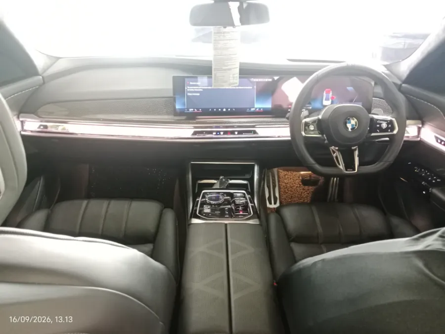 Foto Mobil Bekas Dashboard BMW 735i 3.0 Limousine tahun 2024