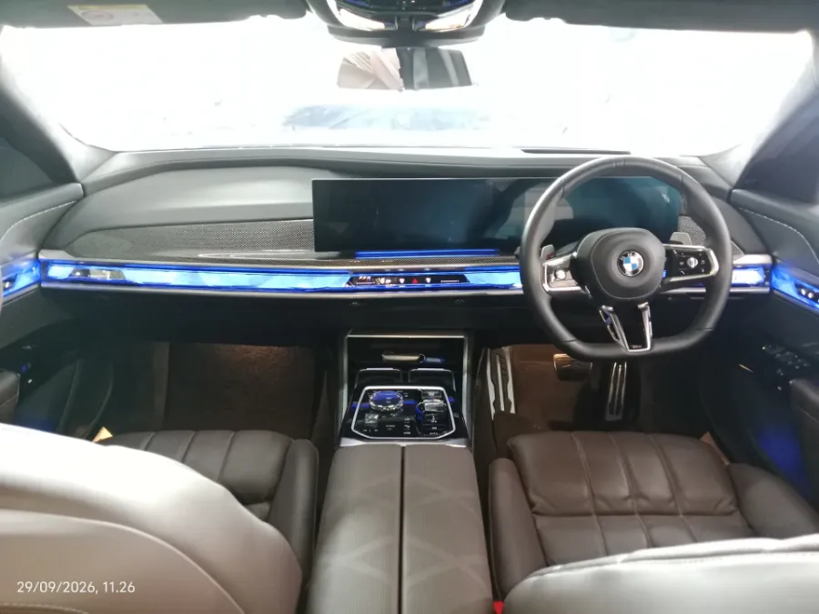 Foto Mobil Bekas Dashboard BMW 735i 3.0 Limousine tahun 2024