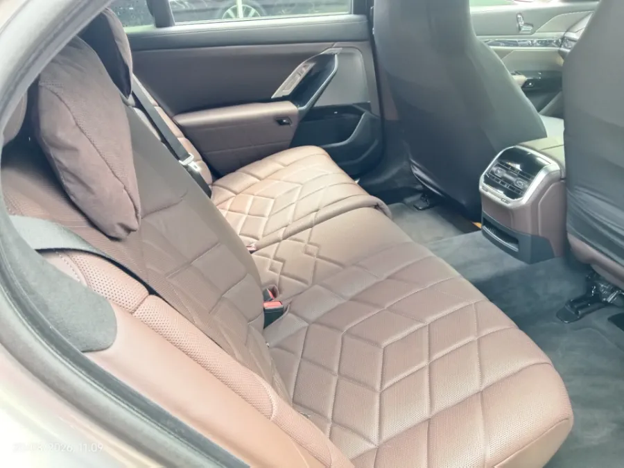 Foto Mobil Bekas Kabin Belakang BMW 735i 3.0 Limousine tahun 2024