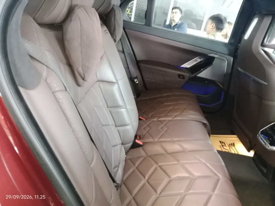 Foto Mobil Bekas Kabin Belakang BMW 735i 3.0 Limousine tahun 2024