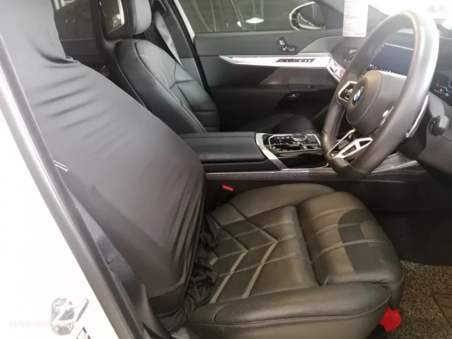 Foto Mobil Bekas Kabin Depan BMW 735i 3.0 Limousine tahun 2024