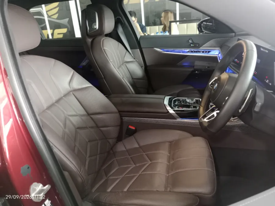 Foto Mobil Bekas Kabin Depan BMW 735i 3.0 Limousine tahun 2024