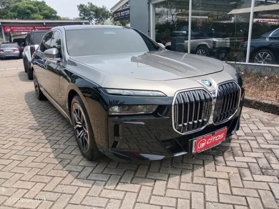 Foto Mobil Bekas Kanan Depan BMW 735i 3.0 Limousine tahun 2024